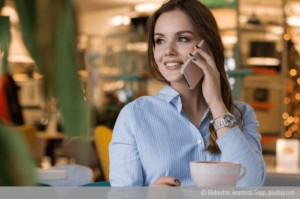 Frau am Telefon