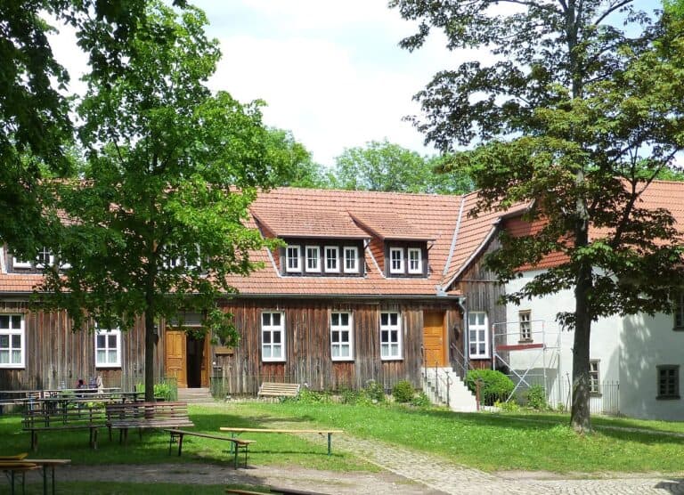 1280px Huelfensberg Kloster 2 768x556