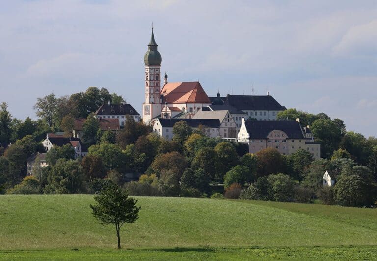 1280px Kloster Andechs 2 768x533