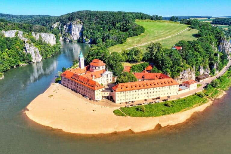 1280px Kloster Weltenburg Luftbild 2 768x512