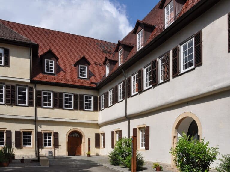 2560px Bad Urach Stift Innenhof 2 768x574