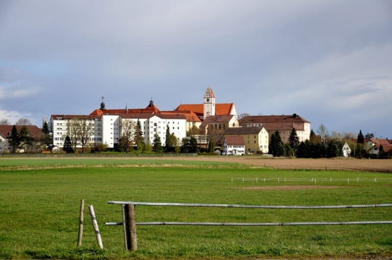 2560px Kloster Reute bei Waldsee 768x510