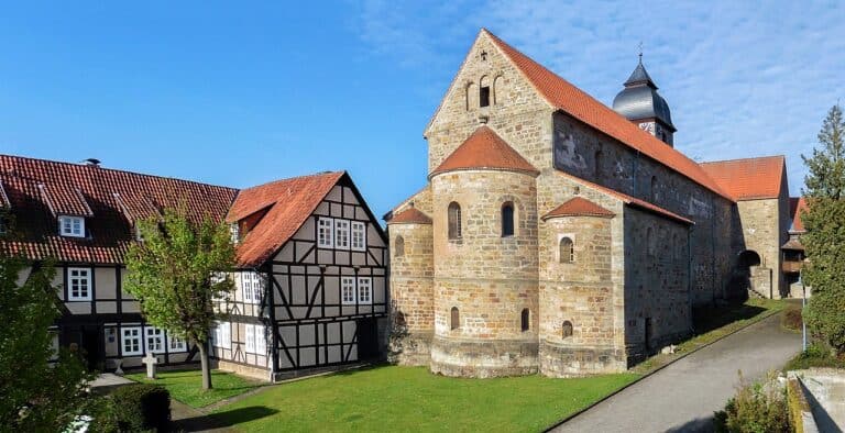 Kloster Germerode mit Torhaus von NO 768x394