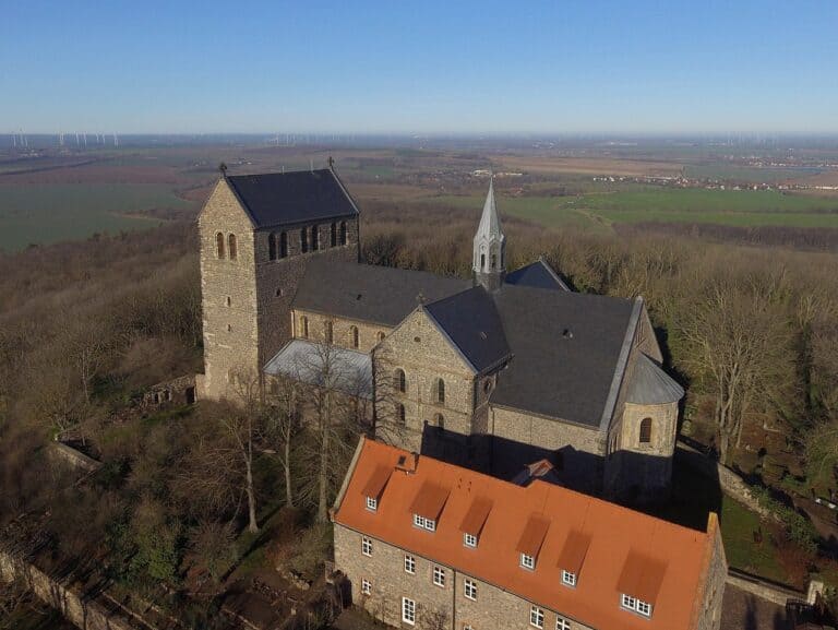 Stiftskirche Petersberg Luftbild 768x577