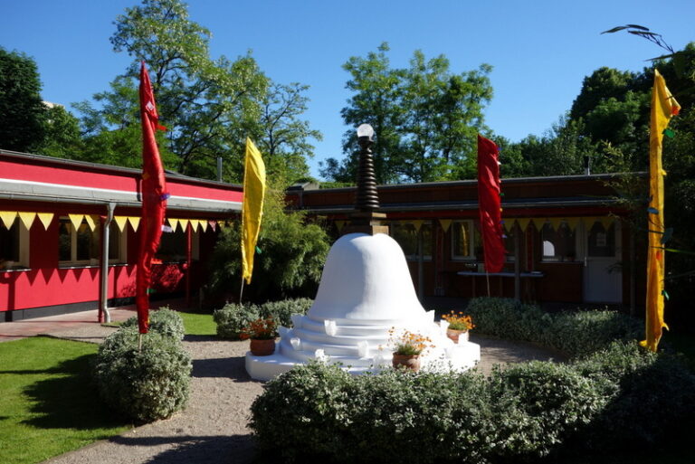 Lotos Vihara Innenhof 768x513