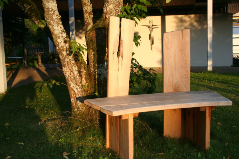 Bank im Garten 768x512