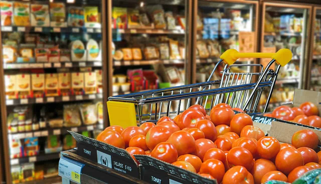 Frische rote Tomaten leuchten verlockend im Supermarktregal, während es in der stillen Stunde im Supermarkt besonders leise ist.