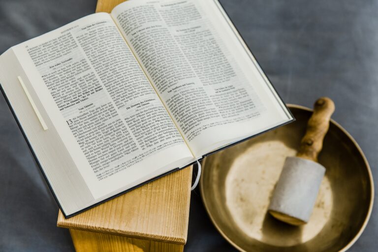 m Haus der Stille Klangschale und Bibel 006 by Anna Siggelkow 768x512