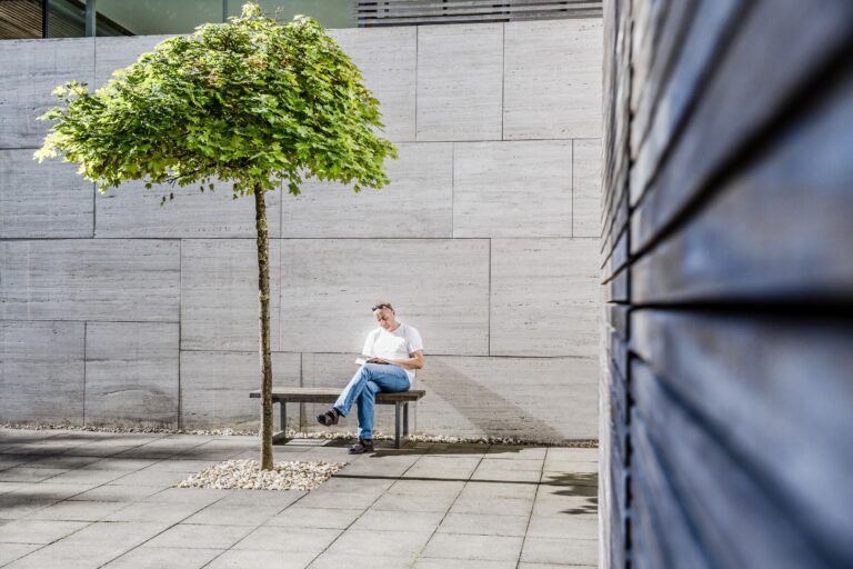 m Haus der Stille Mann liest Buch 768x512