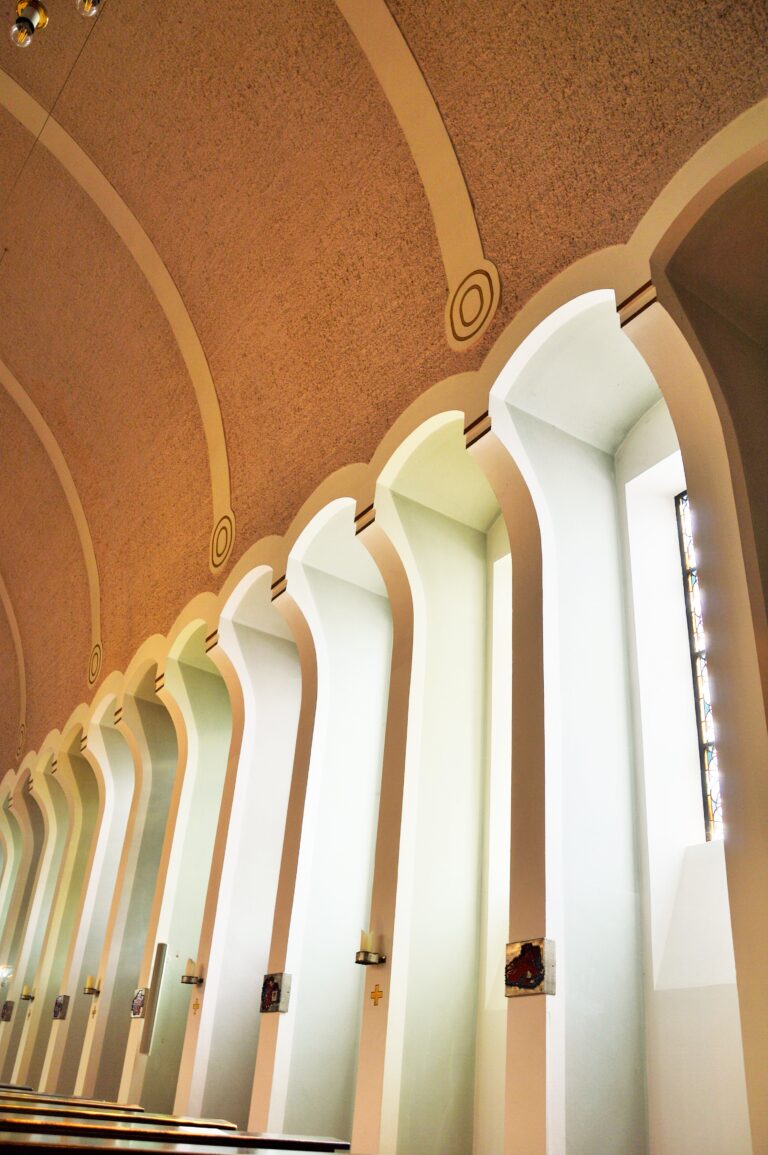 13 Kirche Seitenfenster 768x1155