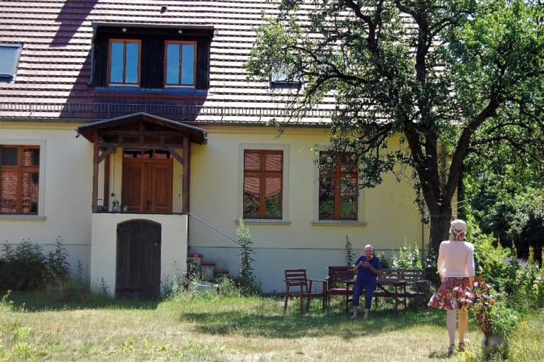 Blick auf das Haupthaus 768x511